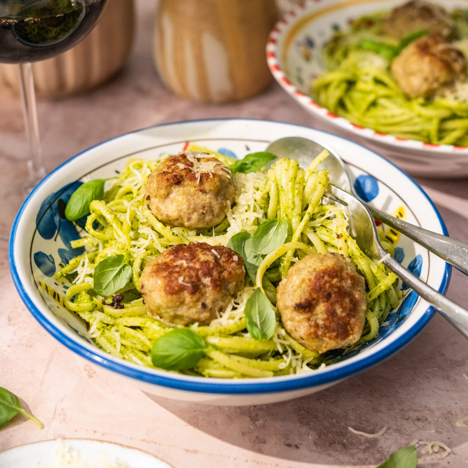Pasta met rucolapesto en huisgemaakte balletjes