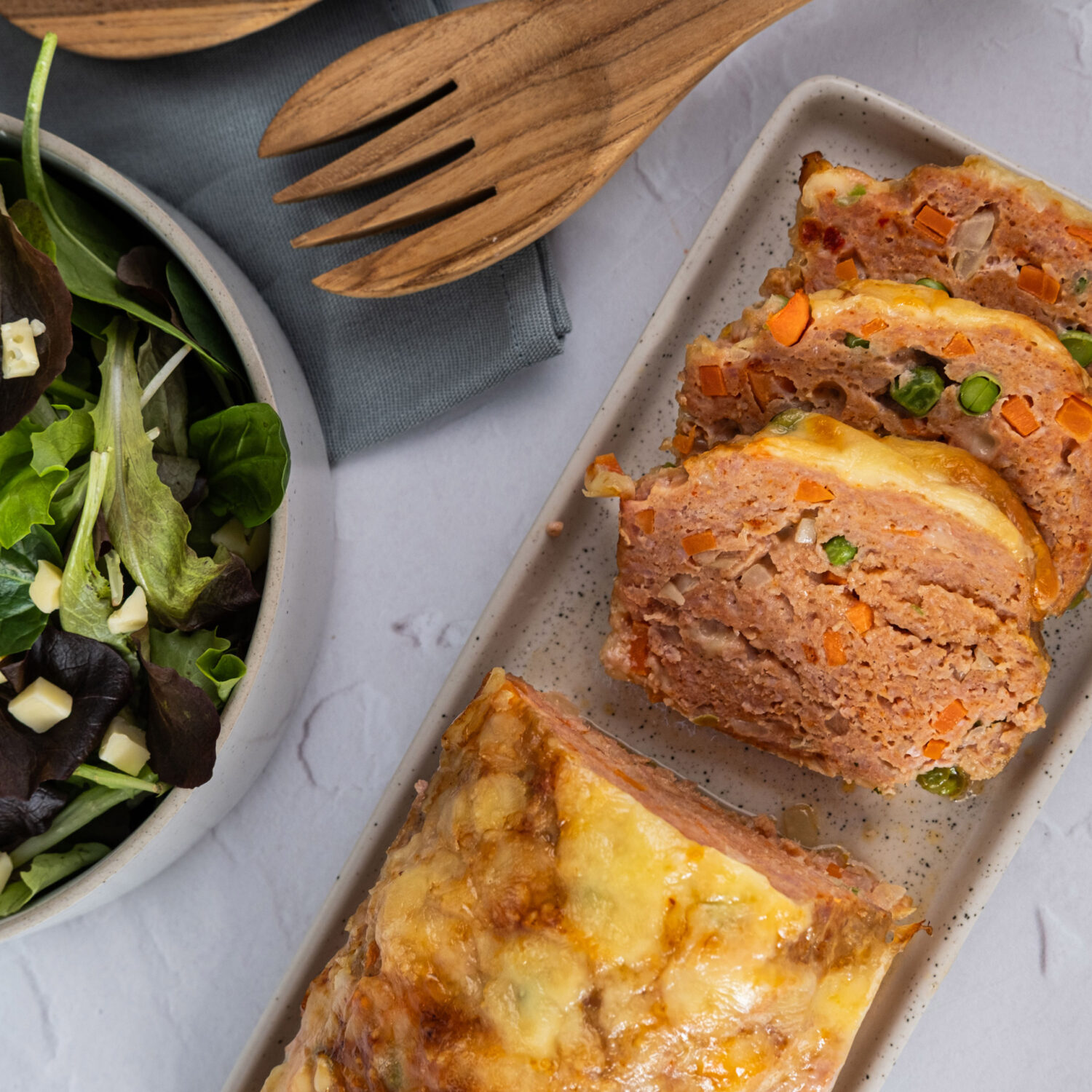 Gehaktbrood met groenten & emmental blokjes