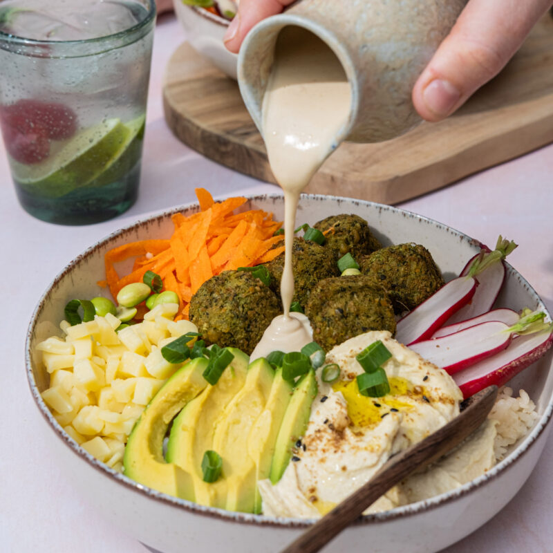 Libanese poke bowl met falafels, hummus & emmental blokjes