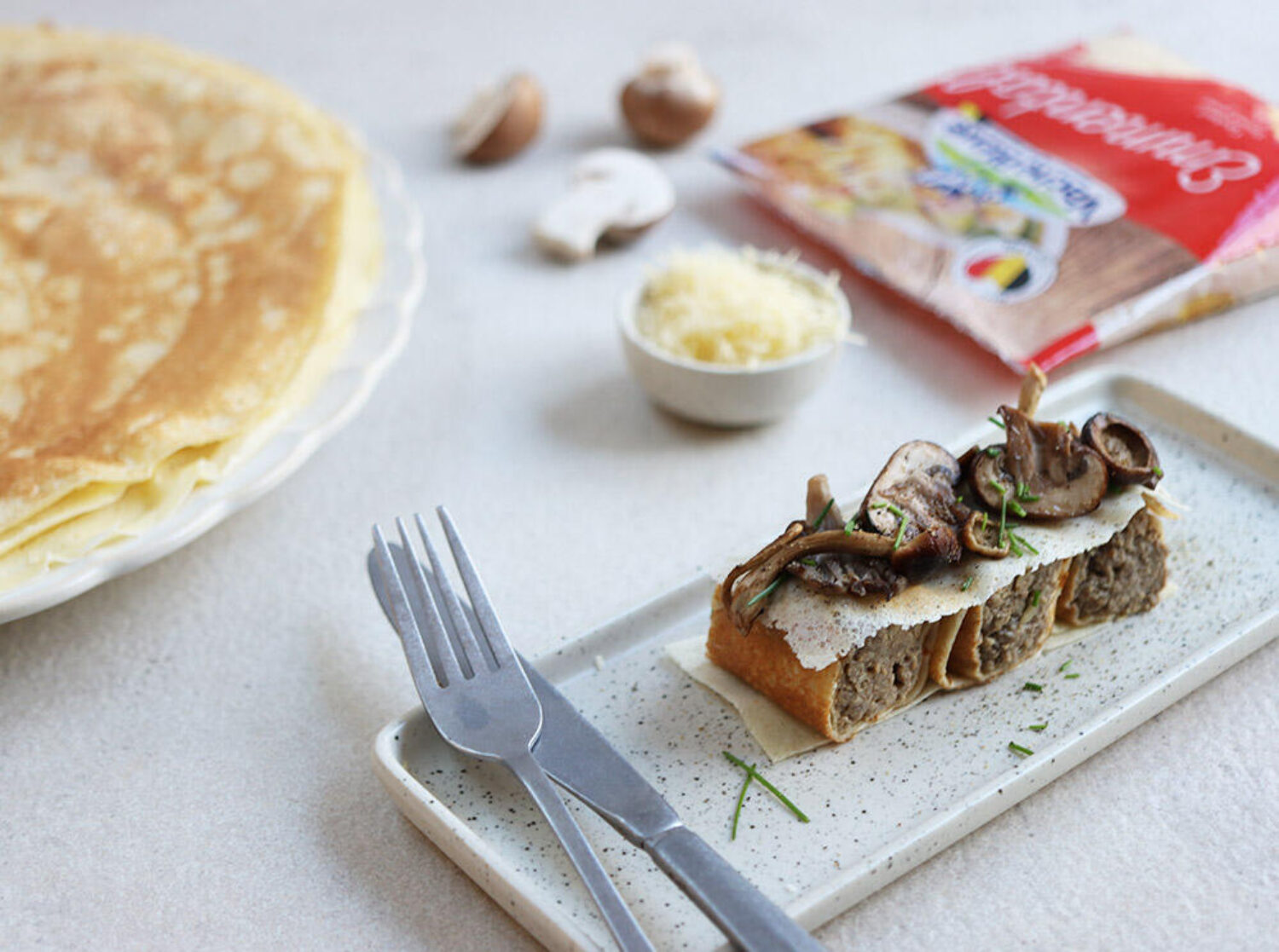 Crêpe comme un mille-feuille aux champignons et fromage
