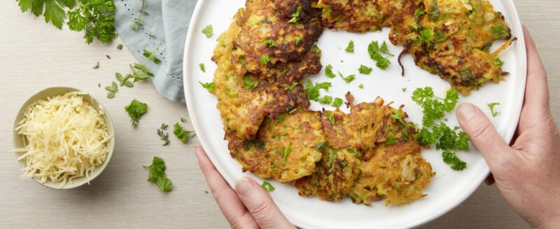 Kaaskoekje met geraspte groenten en zoete aardappel