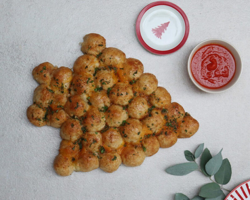 Kaasbroodjes in de vorm van een kerstboom