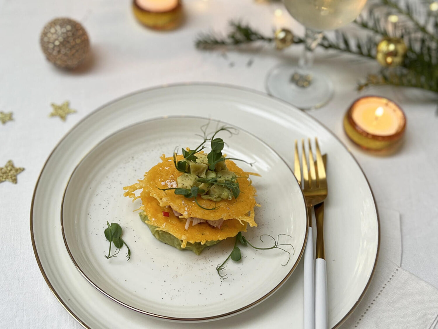 Cheddarkrokantje met krab en avocado