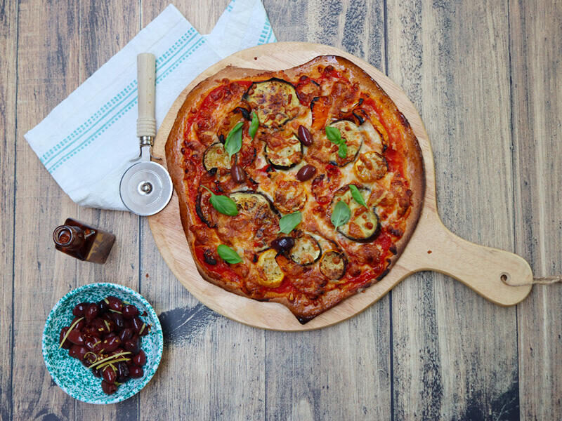 Pizza met zomergroenten