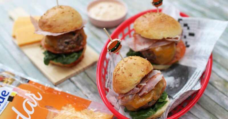 Mini cheeseburgers met cheddar