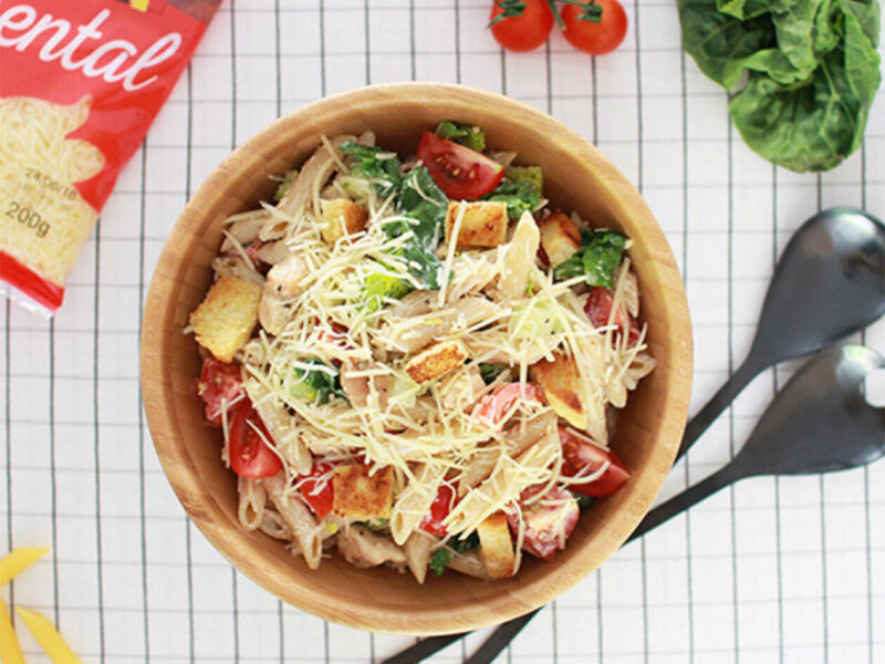 Caesar pasta salade met emmentaler