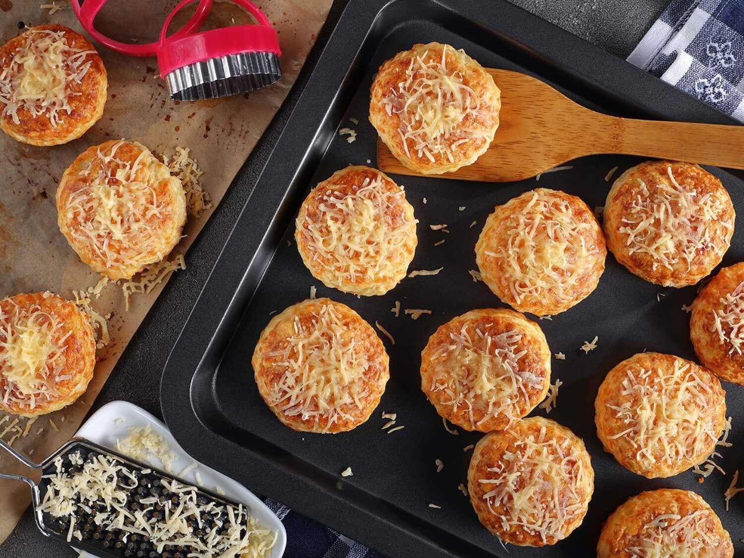 Scones met emmentaler