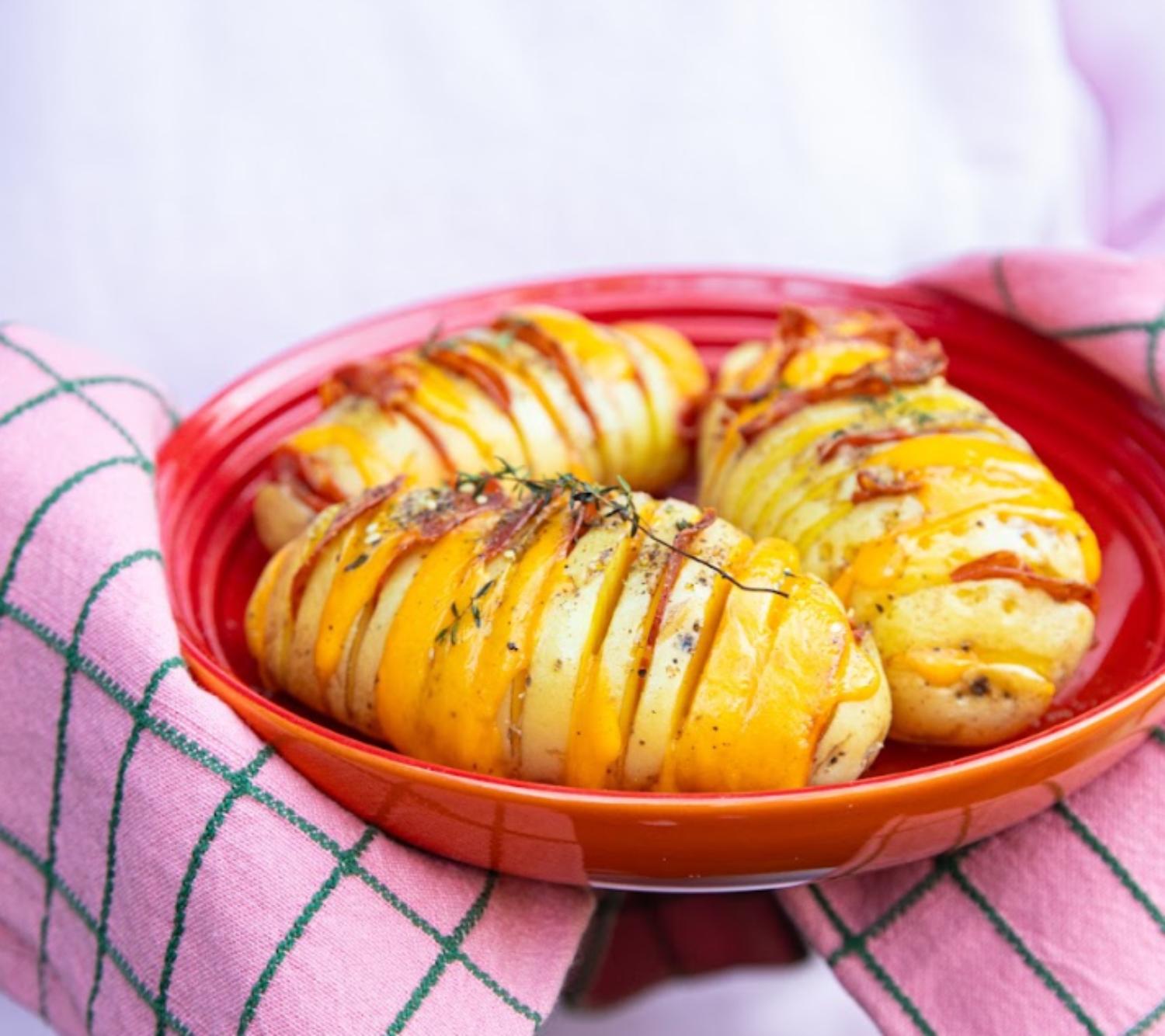 Pommes de terre Hasselback au cheddar Vache Bleue fondant et chorizo