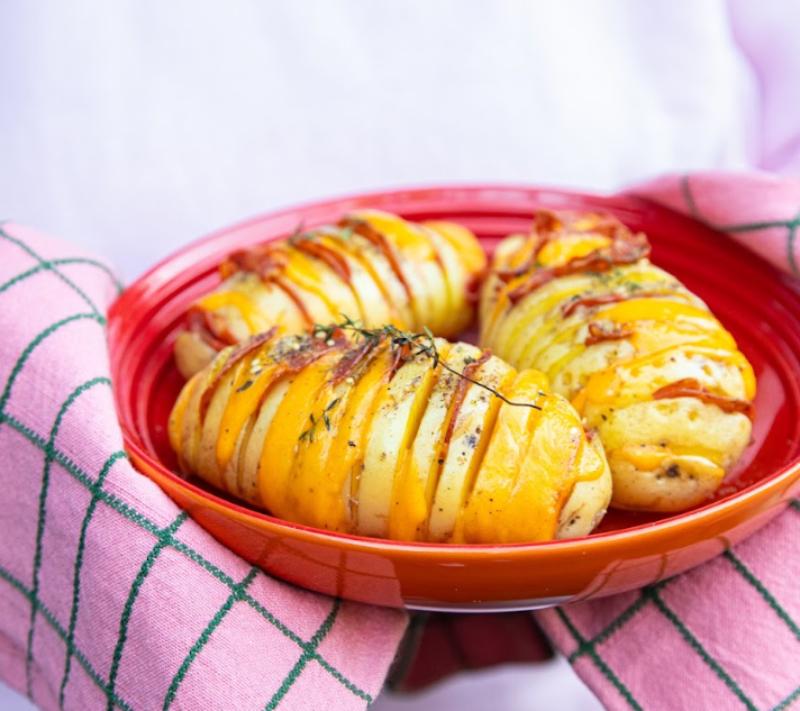 Pommes de terre Hasselback au cheddar Vache Bleue fondant et chorizo